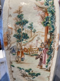 Paire de vases de forme hexagonale en porcelaine de Chine famille rose &agrave; sujet mandarin, Qianlong