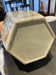 Paire de vases de forme hexagonale en porcelaine de Chine famille rose &agrave; sujet mandarin, Qianlong