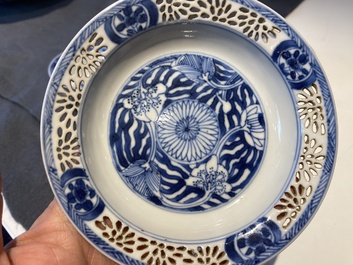 Paire de tasses et soucoupes ajour&eacute;es et &agrave; double parois en porcelaine de Chine en bleu et blanc, Kangxi