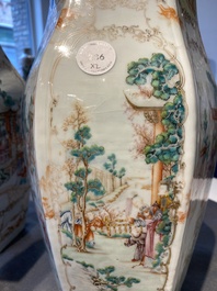 Paire de vases de forme hexagonale en porcelaine de Chine famille rose &agrave; sujet mandarin, Qianlong