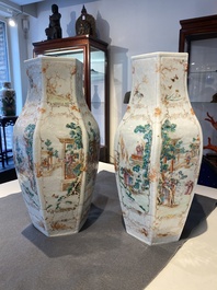 Paire de vases de forme hexagonale en porcelaine de Chine famille rose &agrave; sujet mandarin, Qianlong