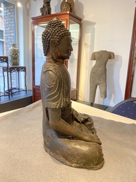 Een grote Sino-Tibetaanse bronzen Boeddha met sporen van vergulding, Ming