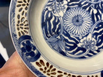 Paire de tasses et soucoupes ajour&eacute;es et &agrave; double parois en porcelaine de Chine en bleu et blanc, Kangxi