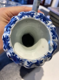 Kendi de forme hexagonale et son couvercle en porcelaine de Chine en bleu et blanc, Kangxi