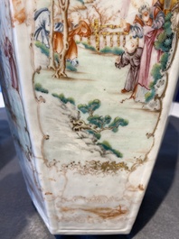 Paire de vases de forme hexagonale en porcelaine de Chine famille rose &agrave; sujet mandarin, Qianlong