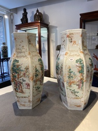 Paire de vases de forme hexagonale en porcelaine de Chine famille rose &agrave; sujet mandarin, Qianlong