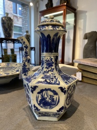Kendi de forme hexagonale et son couvercle en porcelaine de Chine en bleu et blanc, Kangxi