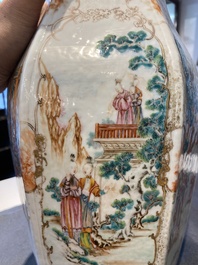 Paire de vases de forme hexagonale en porcelaine de Chine famille rose &agrave; sujet mandarin, Qianlong