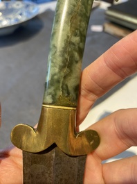 Poignard moghol &agrave; manche zoomorphique en jade vert, Inde, 17&egrave;me