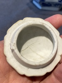 Kendi de forme hexagonale et son couvercle en porcelaine de Chine en bleu et blanc, Kangxi