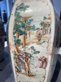 Paire de vases de forme hexagonale en porcelaine de Chine famille rose &agrave; sujet mandarin, Qianlong