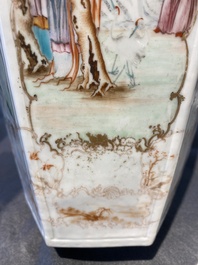Paire de vases de forme hexagonale en porcelaine de Chine famille rose &agrave; sujet mandarin, Qianlong