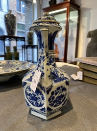 Kendi de forme hexagonale et son couvercle en porcelaine de Chine en bleu et blanc, Kangxi
