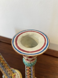 Een paar Chinese kandelaars met lotusdecor in Canton email, Yongzheng