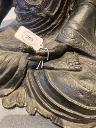 Een grote Sino-Tibetaanse bronzen Boeddha met sporen van vergulding, Ming