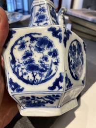Kendi de forme hexagonale et son couvercle en porcelaine de Chine en bleu et blanc, Kangxi