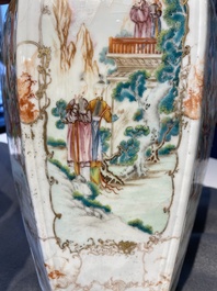 Paire de vases de forme hexagonale en porcelaine de Chine famille rose &agrave; sujet mandarin, Qianlong