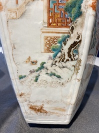 Paire de vases de forme hexagonale en porcelaine de Chine famille rose &agrave; sujet mandarin, Qianlong