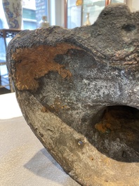 Een grote Sino-Tibetaanse bronzen Boeddha met sporen van vergulding, Ming