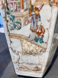 Paire de vases de forme hexagonale en porcelaine de Chine famille rose &agrave; sujet mandarin, Qianlong