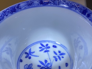 Paire de tasses et soucoupes ajour&eacute;es et &agrave; double parois en porcelaine de Chine en bleu et blanc, Kangxi