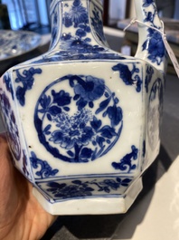 Kendi de forme hexagonale et son couvercle en porcelaine de Chine en bleu et blanc, Kangxi