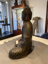 Een grote Sino-Tibetaanse bronzen Boeddha met sporen van vergulding, Ming