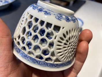 Paire de tasses et soucoupes ajour&eacute;es et &agrave; double parois en porcelaine de Chine en bleu et blanc, Kangxi