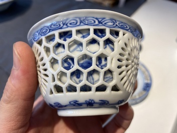 Paire de tasses et soucoupes ajour&eacute;es et &agrave; double parois en porcelaine de Chine en bleu et blanc, Kangxi