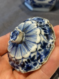 Kendi de forme hexagonale et son couvercle en porcelaine de Chine en bleu et blanc, Kangxi
