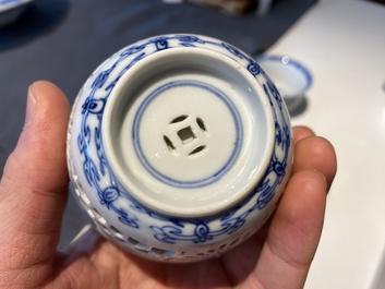 Paire de tasses et soucoupes ajour&eacute;es et &agrave; double parois en porcelaine de Chine en bleu et blanc, Kangxi