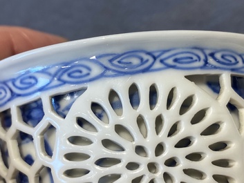 Paire de tasses et soucoupes ajour&eacute;es et &agrave; double parois en porcelaine de Chine en bleu et blanc, Kangxi