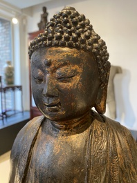 Een grote Sino-Tibetaanse bronzen Boeddha met sporen van vergulding, Ming