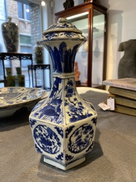 Kendi de forme hexagonale et son couvercle en porcelaine de Chine en bleu et blanc, Kangxi