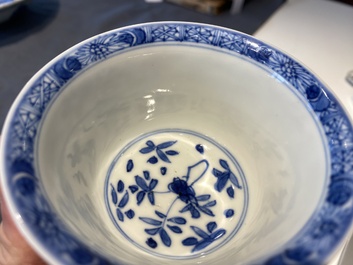 Paire de tasses et soucoupes ajour&eacute;es et &agrave; double parois en porcelaine de Chine en bleu et blanc, Kangxi