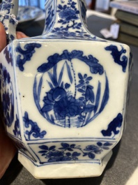 Kendi de forme hexagonale et son couvercle en porcelaine de Chine en bleu et blanc, Kangxi