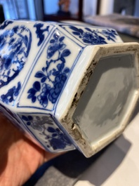 Kendi de forme hexagonale et son couvercle en porcelaine de Chine en bleu et blanc, Kangxi