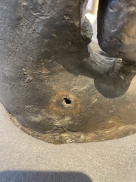 Een grote Sino-Tibetaanse bronzen Boeddha met sporen van vergulding, Ming