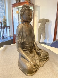 Een grote Sino-Tibetaanse bronzen Boeddha met sporen van vergulding, Ming