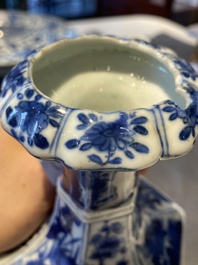 Kendi de forme hexagonale et son couvercle en porcelaine de Chine en bleu et blanc, Kangxi