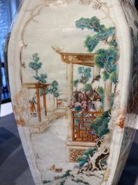 Paire de vases de forme hexagonale en porcelaine de Chine famille rose &agrave; sujet mandarin, Qianlong