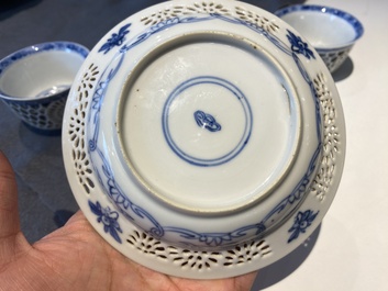 Paire de tasses et soucoupes ajour&eacute;es et &agrave; double parois en porcelaine de Chine en bleu et blanc, Kangxi