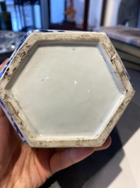 Kendi de forme hexagonale et son couvercle en porcelaine de Chine en bleu et blanc, Kangxi
