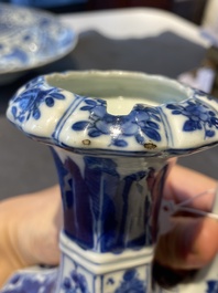 Kendi de forme hexagonale et son couvercle en porcelaine de Chine en bleu et blanc, Kangxi