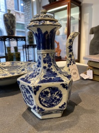 Kendi de forme hexagonale et son couvercle en porcelaine de Chine en bleu et blanc, Kangxi