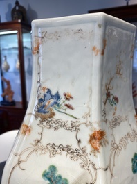 Paire de vases de forme hexagonale en porcelaine de Chine famille rose &agrave; sujet mandarin, Qianlong