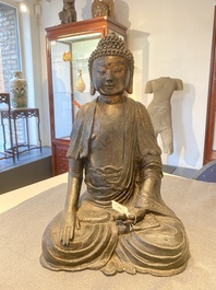 Een grote Sino-Tibetaanse bronzen Boeddha met sporen van vergulding, Ming