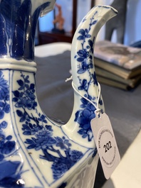 Kendi de forme hexagonale et son couvercle en porcelaine de Chine en bleu et blanc, Kangxi