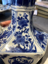 Kendi de forme hexagonale et son couvercle en porcelaine de Chine en bleu et blanc, Kangxi