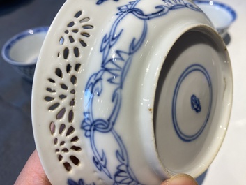 Paire de tasses et soucoupes ajour&eacute;es et &agrave; double parois en porcelaine de Chine en bleu et blanc, Kangxi